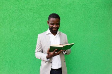 Yeşil bir geçmişi olan Afrikalı Amerikalı öğrenci.