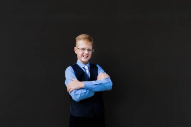 Siyah arka plandaki çocuk.