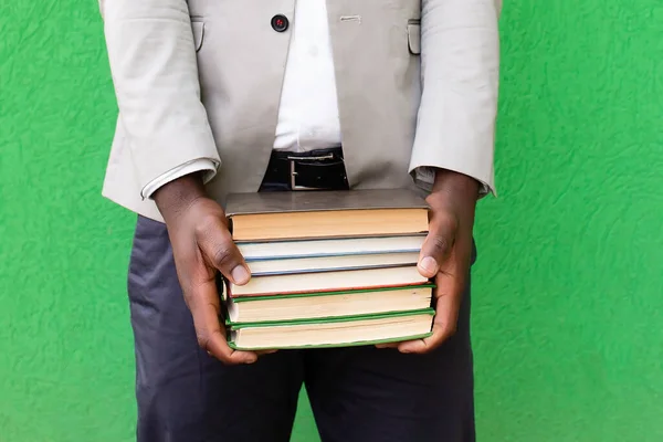 Der Afroamerikanische Student Mit Einem Buch Auf Grünem Hintergrund — Stockfoto