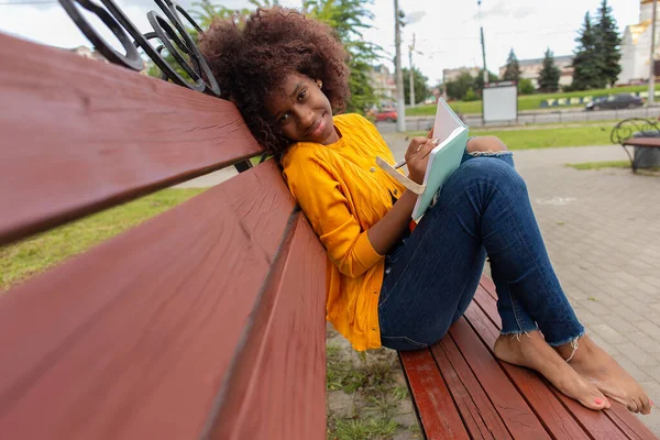 Mujer Hermosa Feliz Afroamericana Parque Toma Notas Cuaderno — Foto de Stock