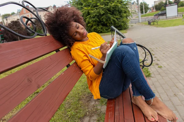 Mujer Hermosa Feliz Afroamericana Parque Toma Notas Cuaderno — Foto de Stock
