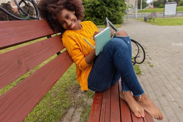 Mujer Hermosa Feliz Afroamericana Parque Toma Notas Cuaderno — Foto de Stock