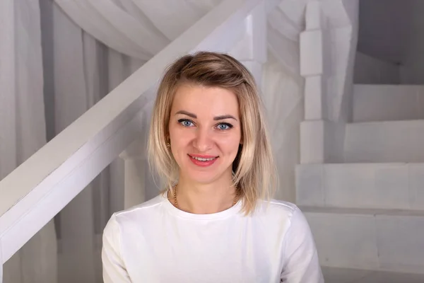 Güzel ve mutlu bir sarışının portresi.