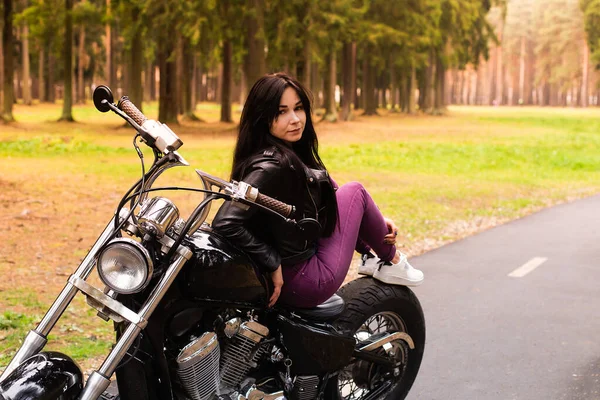 Bela Feliz Morena Uma Motocicleta — Fotografia de Stock