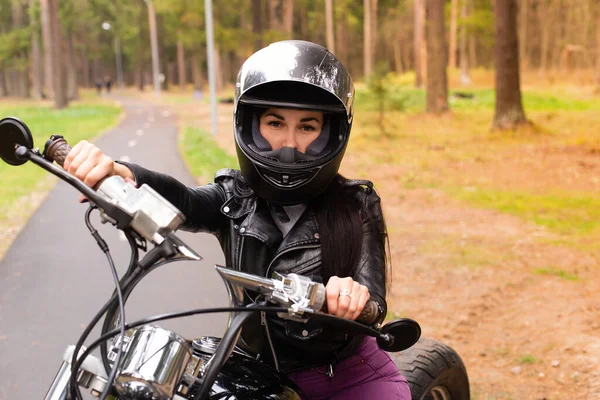 Die Schöne Und Glückliche Brünette Auf Einem Motorrad — Stockfoto