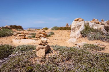 Kıbrıs çöl gibi peyzaj taşlar dengeli