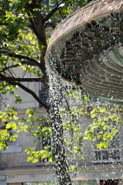 Yaz döneminde şehrin su çalışan ile Çeşme