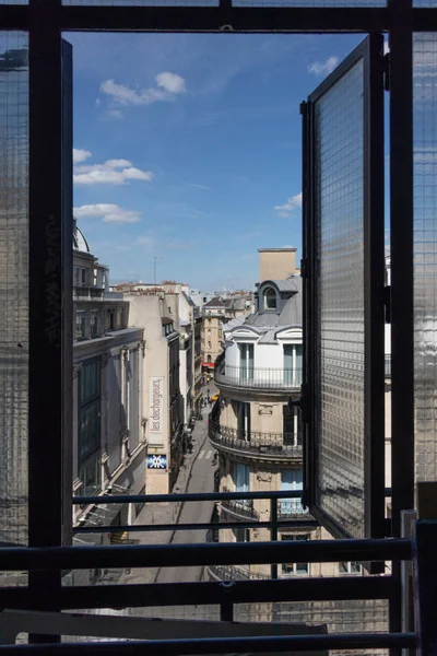 Une Vue Sur Une Rue Paris Travers Fenêtre Grenier Heure — Photo