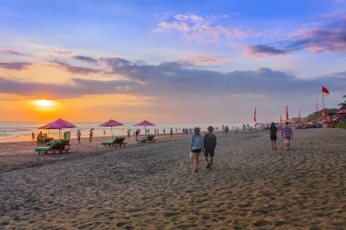 Bir plaj barda Legian, Bali Adası, Endonezya, gün batımı görünümü