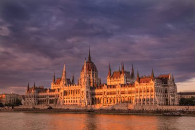 Macaristan Parlamentosu'nun Budapeşte'gün batımında, bina Tuna Nehri manzarası