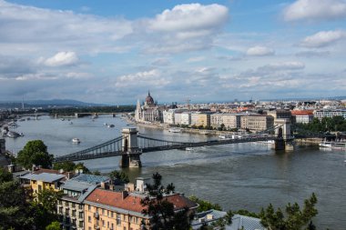 Budapeşte şehir havadan görünümü Tuna Nehri üzerinde. Bir gün zaman Macar Parlamento Binası ve zincir köprü manzaralı şehir manzarası