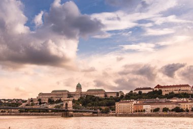 Buda Kalesi ve zincir köprü Budapeşte ' altın saat görüntülemek