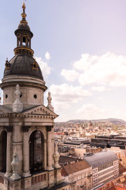 Macar sermaye Budapeşte şehir manzarası havadan görünümü. Eski tarihi bina kulesi önünde.