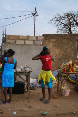 Luanda, Angola - 2009: İnsanlar sokaklarda Angola başkenti Luanda