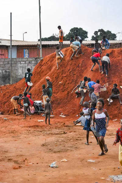 Luanda Angola 2009 Crianças Brincando Nas Ruas Capital Angolana Luanda — Fotografia de Stock