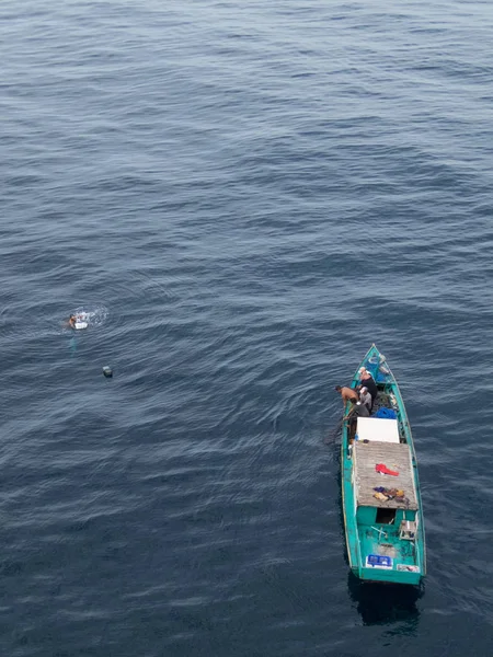 Borneo, Endonezya - 2015: Endonezya balıkçı balıkçılık offshore Balikpapan City Borneo Adası