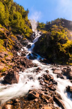 Norveç'te Latefossen şelale güneşli yaz gün
