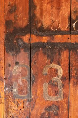 33 numara ile eski ahşap desen arka plan üstüne boyayla
