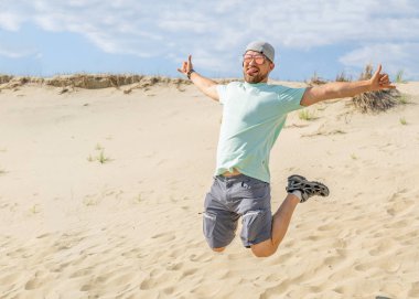 Mutlu genç adam bir kopya alanı da dahil olmak üzere mutluluğunu atlama. Sonunda tatil kavramı veya Özgürlük kavramı