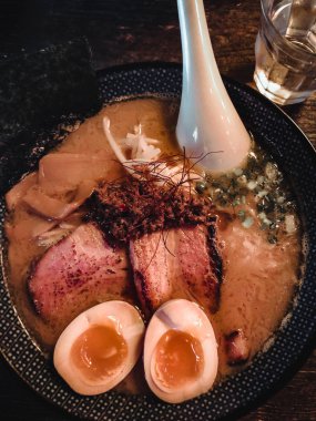 Japon ramen bir yumurta ve domuz kase