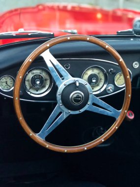 Husum, Almanya - Temmuz 2018: direksiyon bir retro spor araba 