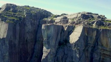 Norveç 'in ünlü yürüyüş noktası minber kaya ya da preikestolen havası