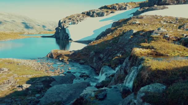 Paysage Cascade Sur Versant Montagneux Des Hautes Terres Norvégiennes — Video