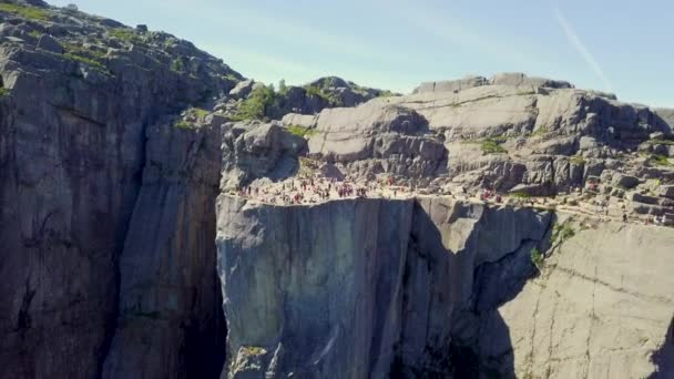 挪威2018年 著名的远足目的地 斯塔万格附近的Lysefjord边缘 许多游客在夏天的时候在边上拍照 — 图库视频影像