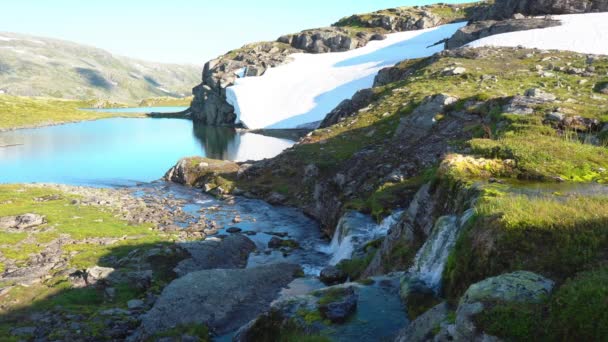 Paysage Cascade Sur Versant Montagneux Des Hautes Terres Norvégiennes — Video