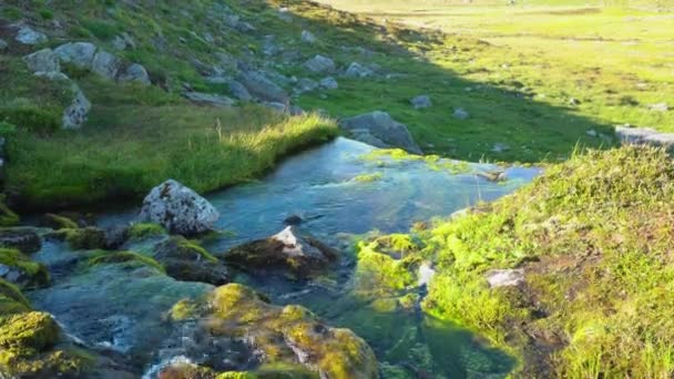 Καταρράκτης Τοπίο Στην Πλαγιά Του Βουνού Στα Highlands Της Νορβηγίας — Αρχείο Βίντεο