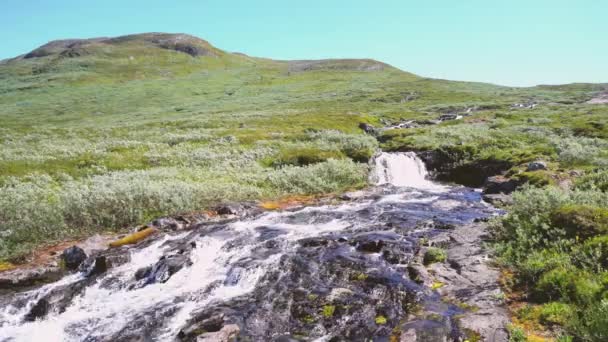 Paisaje Cascada Ladera Montaña Las Tierras Altas Noruegas — Vídeo de stock