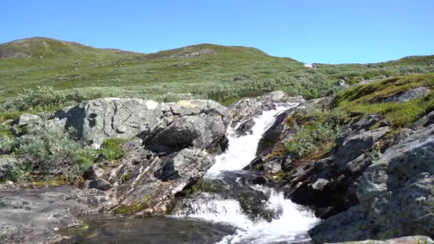 挪威高地山坡上的瀑布景观 — 图库视频影像