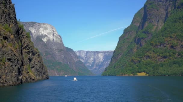 Aurlandsfjord Paisagem Fiorde Água Barcos Velocidade Rib Que Passam Por — Vídeo de Stock