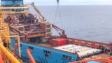 Endonezya, Borneo Adası - Ağustos 2018: yeni Maersk şirket çapa işleme denizaşırı tedarik gemi offshore sondaj teçhizat yakın kargo işlemleri yapan