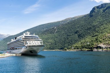Küçük yolcu Norveç fiyordu terminal adlı demirleyen liner cruise