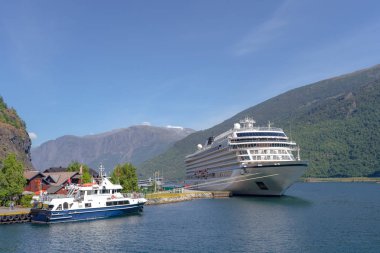 Küçük Yolcu cruise terminal Norveç fiyordu içinde. Quayside için demirleyen gemi cruise gemisi ve küçük fiyort