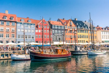 Copenhagen, Danimarka - Temmuz 2018: Eski liman bölgesi Nyhavn Derma townhouses, barlar ve restoranlar Danimarka başkenti Copenhagen
