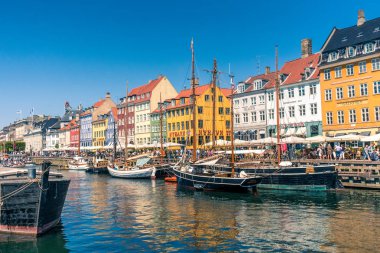 Copenhagen, Danimarka - Temmuz 2018: Eski liman bölgesi Nyhavn Derma townhouses, barlar ve restoranlar Danimarka başkenti Copenhagen