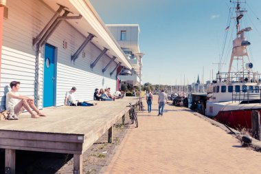 Flensburg, Almanya - Temmuz 2018: gençler açık havada, eski liman bölgesinde güzel havanın tadını