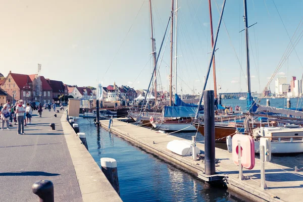 Flensburg Tyskland Juli 2018 Turister Gamla Hamnen — Stockfoto