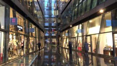 Londra, İngiltere, Şubat 2018: yağmurlu bir hafta sonu Londra şehirde alışveriş insanlar