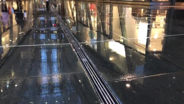 Strada Granito Fuori Dal Centro Commerciale Londra Nel Giorno Pioggia — Video Stock