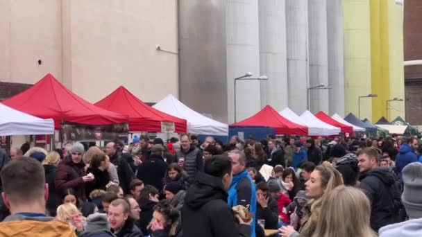 Praga Czeska Republika Marzec 2018 Ludzie Rynku Żywności Podwórku Browar — Wideo stockowe