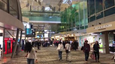 Singapore, Changi Havaalanı - Haziran 2018: Singapur Changi Havalimanı Terminal insanlar yürürken, insanlar