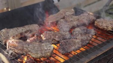 Yavaş alev ızgara tekniği kullanarak bir Barbekü ızgara sığır eti biftek pişirme