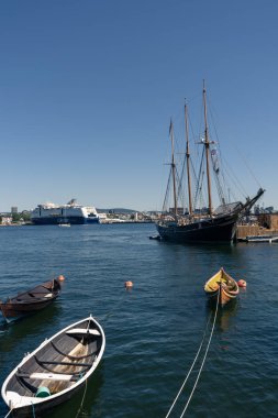 Oslo, Norveç - Temmuz 2018: Oslo Fiyordu ve Müze Adası tarihi liman üzerinden şehir waterfront bir görünüm