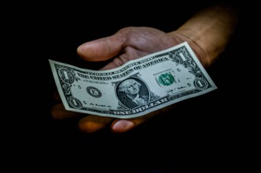 Bir dolarlık banknot üzerinde siyah izole bir kişinin elinde. Bırakarak, zayıf bir kişi, küçük ücret, hibe, kredi ya da herhangi bir mali Sosyal Konular için yalvarıyor kavramı