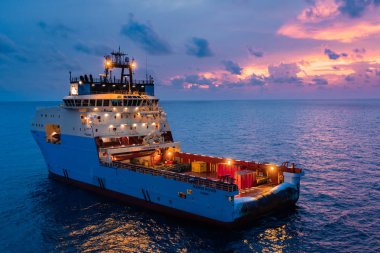 Endonezya, Borneo Adası - Ağustos 2018: yeni Maersk şirket çapa işleme denizaşırı tedarik gemi petrol sahası üzerinde güneş doğarken manevra.