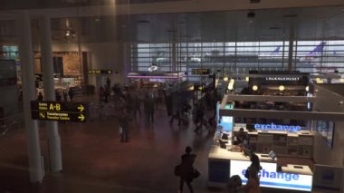 Copenhagen, Danimarka - Kasım 2018: İnsanlar transit Kopenhag Kastrup Havaalanı terminal binası içinde yürüyüş 