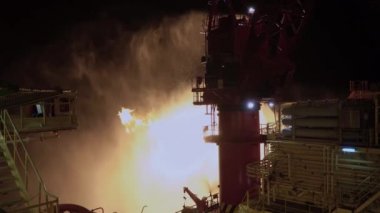 Endonezya, Borneo Adası - Aralık 2018: iyi geceleri (bir petrol ve gaz sondaj ışıl ışıl) işlemi test